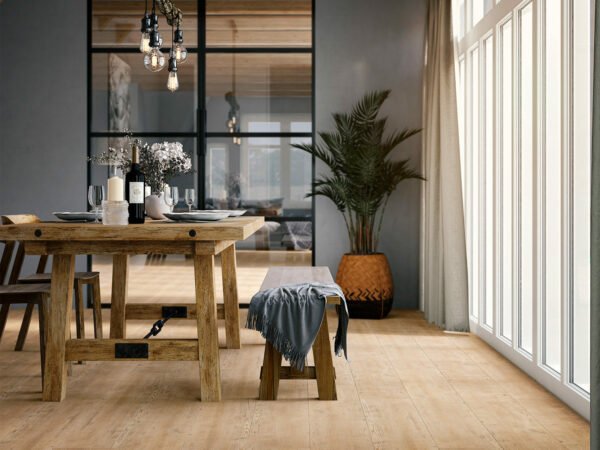 Vivafloors Naaldhout 4203 click pvc sfeerfoto met hoge tafel